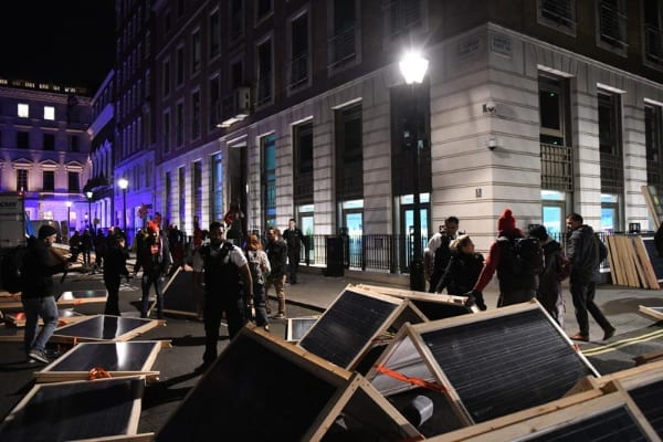 BP HQ blocked © Chris J Ratcliffe / Greenpeace
