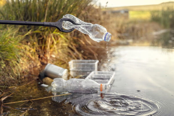 Collecting plastic rubbish from water